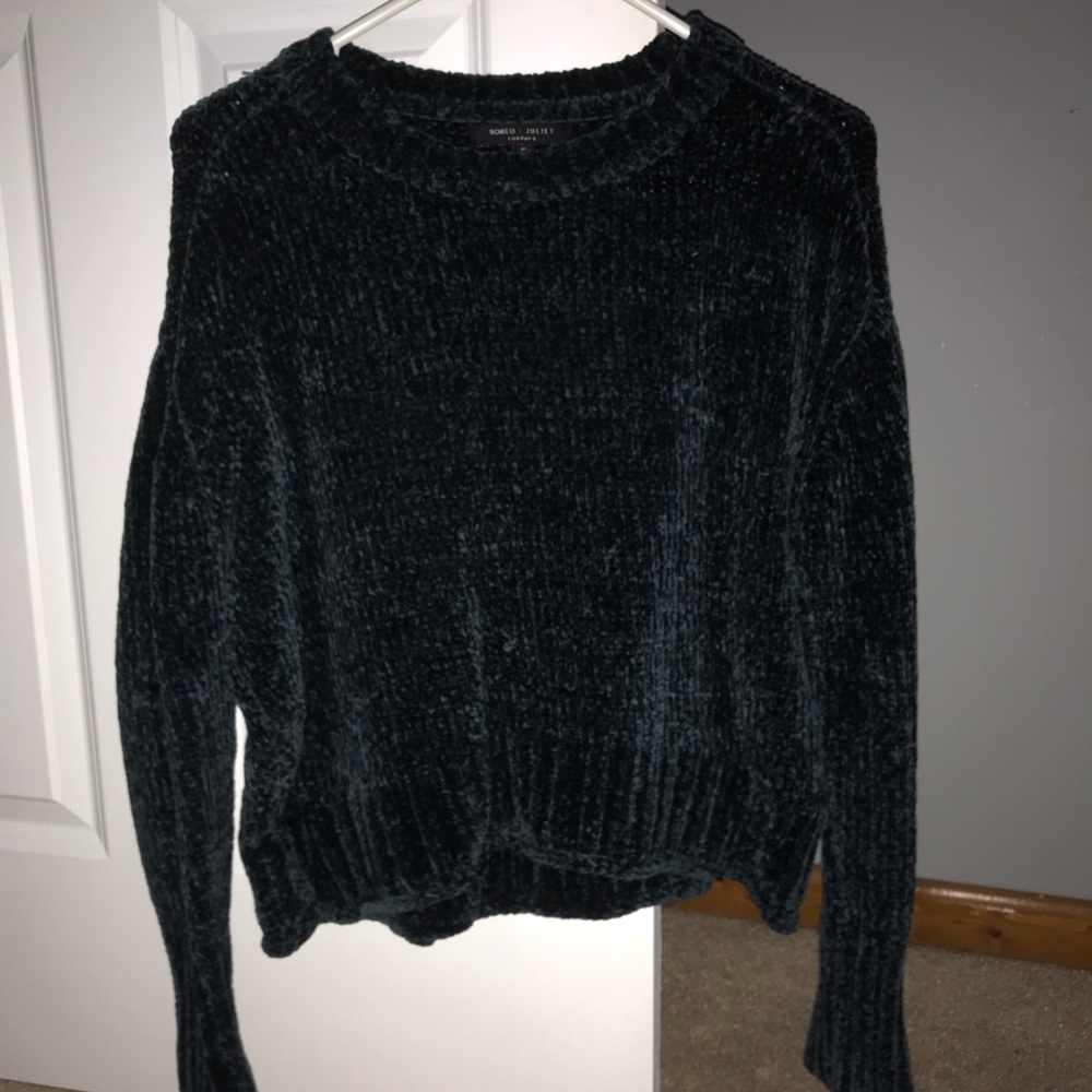 Long-sleeve knit sweater